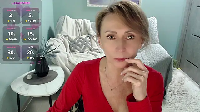 Snapshot of HornyMilf_777 chatting on September 18, 4:44 am HornyMilf 777 online show from September 18, 4:44 am