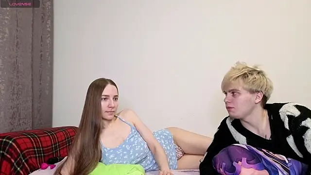 Emily and Ilumi online show from March 1, 6:29 pm