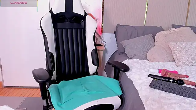 Jadeh Williams02 online show from January 10, 6:45 pm