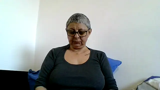 roseblak42 online show from May 2, 4:10 pm