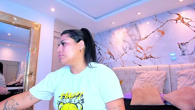 kiana cream online show from February 18, 2:10 am