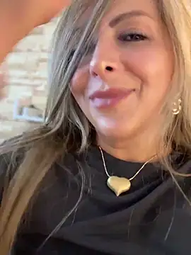 Snapshot of _Abril-Office1 chatting on October 15, 3:47 pm Abril-Office1 online show from October 15, 3:47 pm