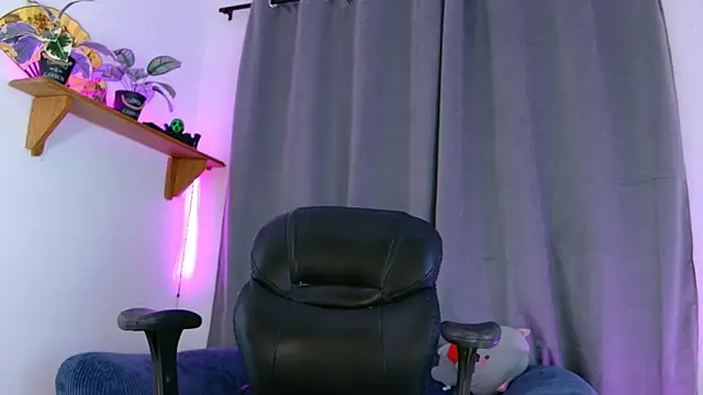 vayolett01 dakotta online show from February 2, 3:16 am