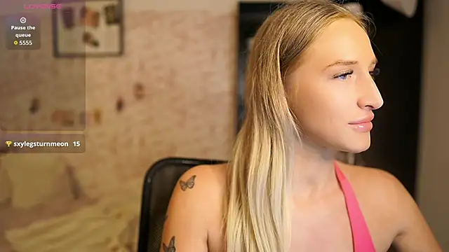Snapshot of Nicolette__Shea_ chatting on October 1, 8:19 am Nicolette Shea online show from October 1, 8:19 am