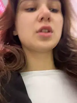 QuitieLia online show from December 14, 9:37 am