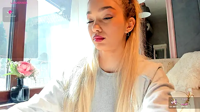 Snapshot of Sassy_Teen chatting on October 11, 10:20 am Sassy Teen online show from October 11, 10:20 am
