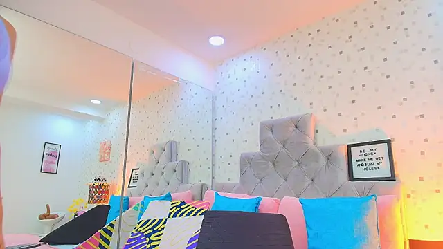 JulietaReyess online show from September 29, 11:59 am