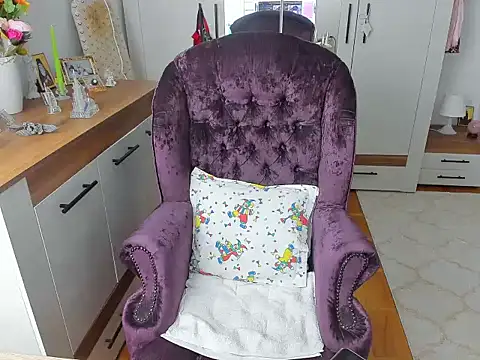 karenncougar online show from November 6, 7:14 am