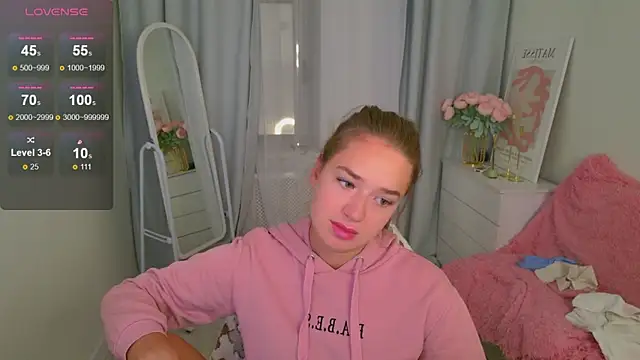 Snapshot of LovelyJessie chatting on October 8, 9:02 am LovelyJessie online show from October 8, 9:02 am