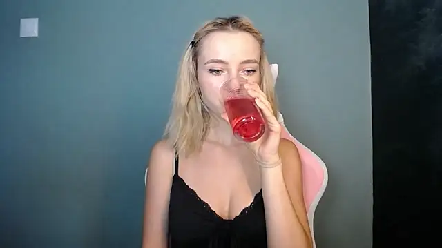 LuciaYoung online show from June 19, 12:30 pm
