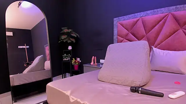 mia milff online show from July 3, 7:31 pm