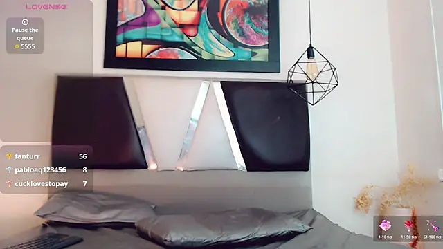 hilary rodriguez online show from December 3, 8:00 pm