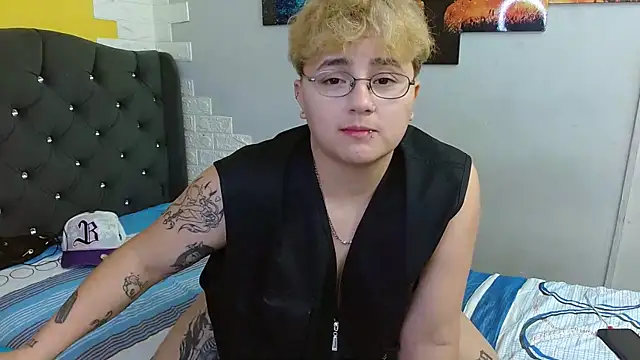 Snapshot of isabeautyx19 chatting on October 3, 3:33 am isabeautyx19 online show from October 3, 3:33 am