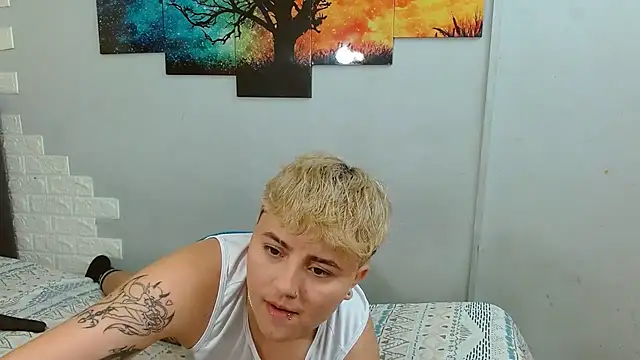 Snapshot of isabeautyx19 chatting on October 9, 1:43 am isabeautyx19 online show from October 9, 1:43 am