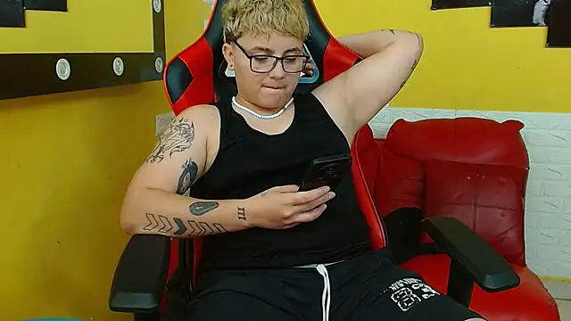 Snapshot of isabeautyx19 chatting on October 12, 2:58 am isabeautyx19 online show from October 12, 2:58 am