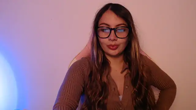 lalawhitte online show from December 4, 8:53 pm