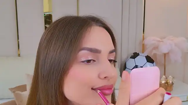 BellaHalles online show from June 30, 11:42 am