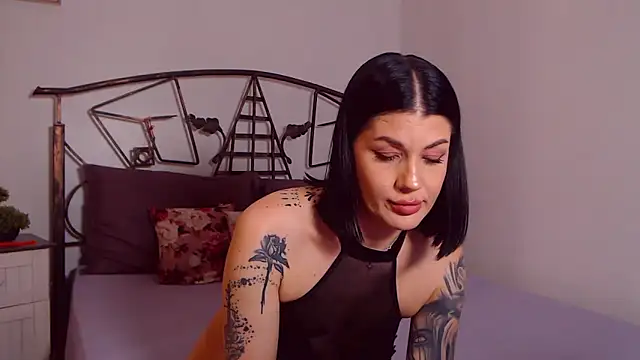 YvonneEverlee online show from May 4, 7:28 pm