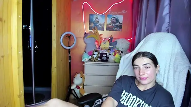 Fiery Brunette  online show from June 18, 12:32 pm