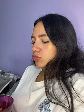 hannahb-e online show from June 19, 6:00 pm