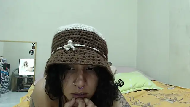 AlinaWoolf  online show from July 3, 4:40 am