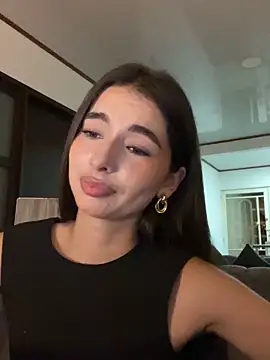 Coralinee 01 online show from May 10, 12:56 am