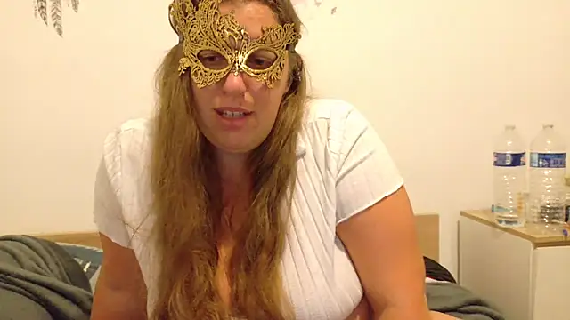 FrancaiseLynne online show from August 6, 9:00 pm