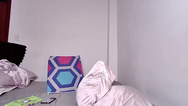 caarlywhitee online show from November 17, 2:12 am