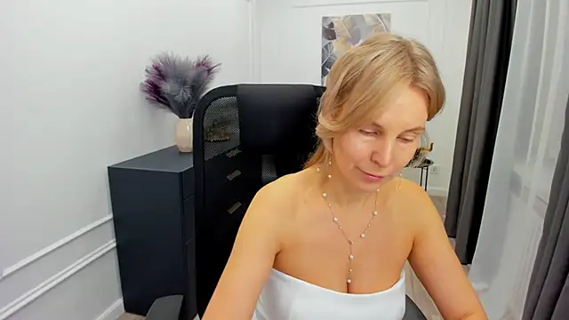 Sinty Devis online show from February 24, 4:55 am