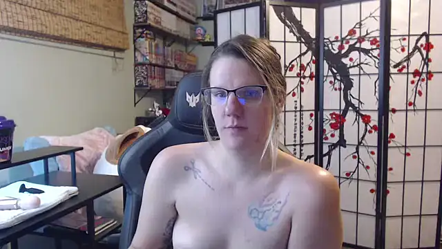 Sarahtineke online show from February 9, 2:47 am