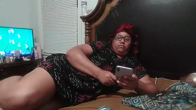 Snapshot of ebonyred chatting on October 19, 2:46 am ebonyred online show from October 19, 2:46 am