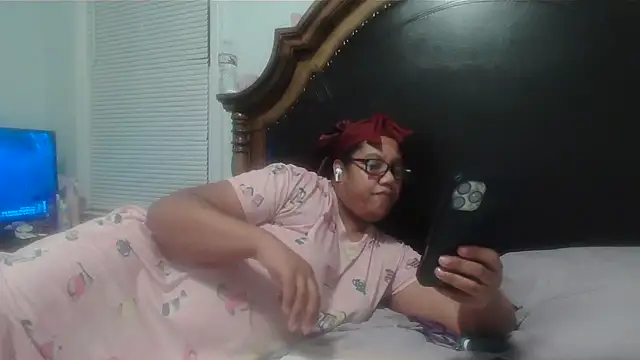 Snapshot of ebonyred chatting on October 16, 2:25 am ebonyred online show from October 16, 2:25 am