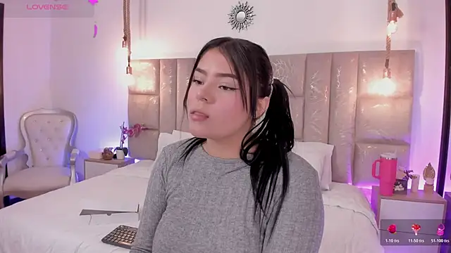 Oriana Guzman online show from July 18, 11:51 pm