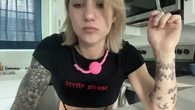 NatalieKneals online show from January 5, 8:01 pm