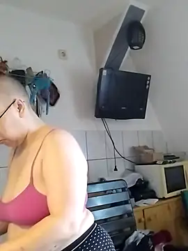 Isabella Geney online show from July 2, 1:17 pm