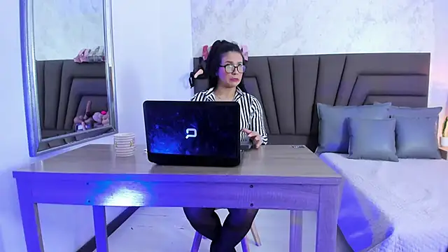 Sofi Perez  online show from June 10, 11:42 am