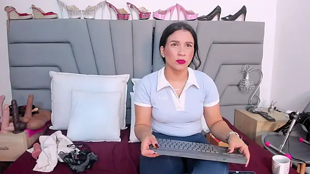 Sofi Perez  online show from July 23, 11:29 am