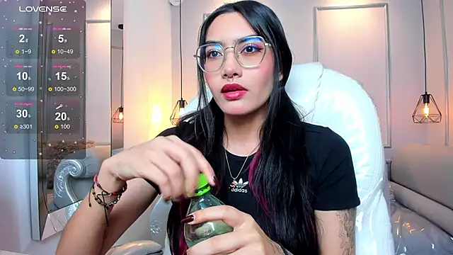 AzuraKindong online show from November 7, 7:52 pm