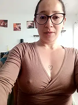 emilypoppy3 online show from March 6, 9:32 pm