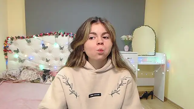 TinaRedly online show from February 18, 8:41 pm