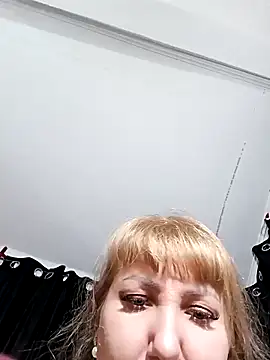 Snapshot of EmmaQueen4 chatting on October 14, 7:22 am EmmaQueen4 online show from October 14, 7:22 am