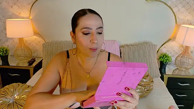 MayraVegas online show from December 21, 2:32 pm