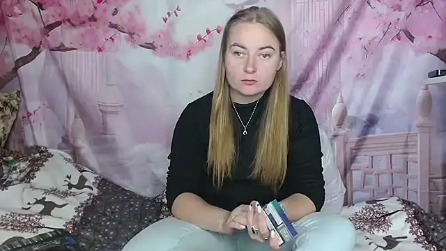 Snapshot of ElenaMaeer chatting on October 4, 12:44 pm ElenaMaeer online show from October 4, 12:44 pm