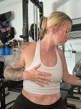 MaggieMayI89 online show from June 23, 5:44 pm