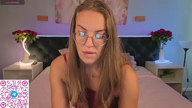 Kelly Hardy online show from July 10, 2:34 am