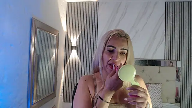 ashley  tylor online show from June 10, 7:01 pm