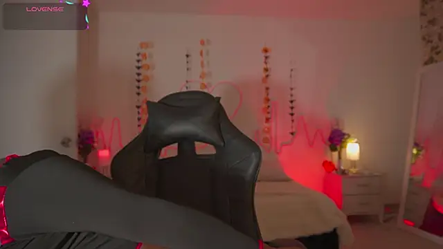 EmmaSanzz  online show from October 19, 11:45 am