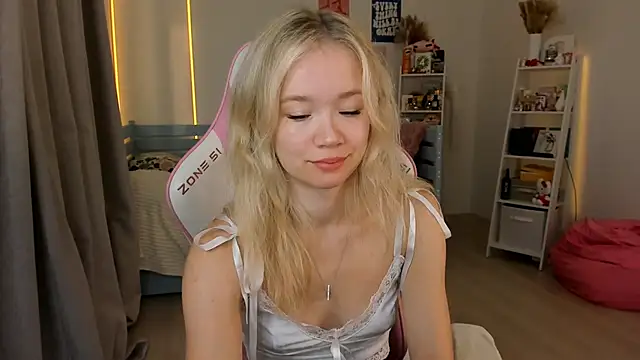 Snapshot of Lily_Young chatting on October 9, 5:22 am Lily Young online show from October 9, 5:22 am