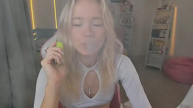 Snapshot of Lily_Young chatting on October 10, 5:45 am Lily Young online show from October 10, 5:45 am