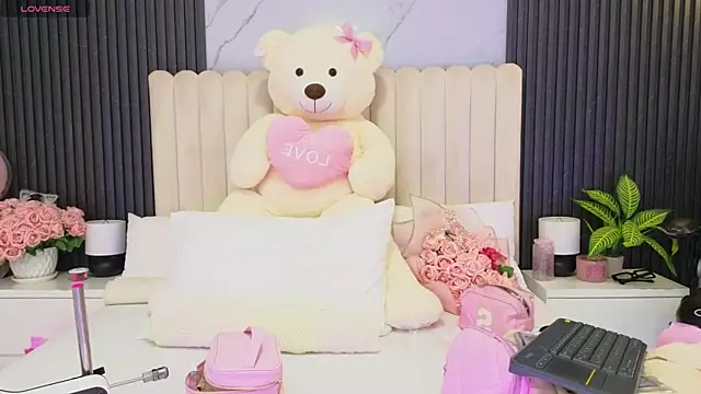 Madiee Rhea online show from June 18, 7:41 pm